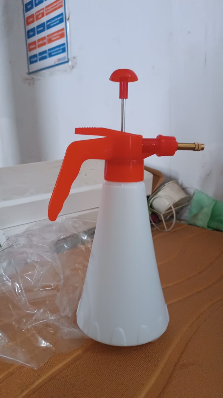 Handheld Pressure Water Sprayer Bottle (1 Ltr) - Trendex